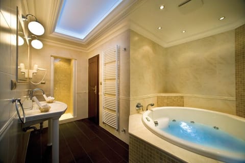 Superior Suite | Bathroom | Free toiletries, hair dryer, slippers, towels