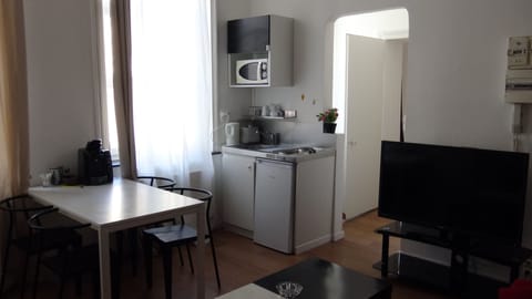 Comfort Apartment (2nd floor) | Private kitchenette | Fridge, microwave, stovetop, coffee/tea maker