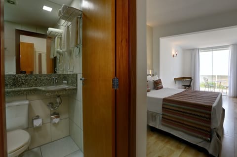 Deluxe Double Room, Non Smoking | Bathroom | Shower, free toiletries, towels