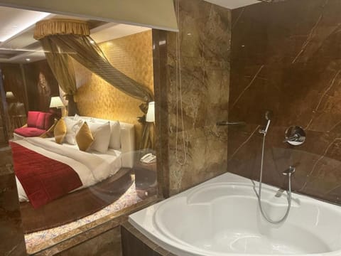 Suite Room with Airport Drop | Bathroom | Shower, rainfall showerhead, free toiletries, hair dryer