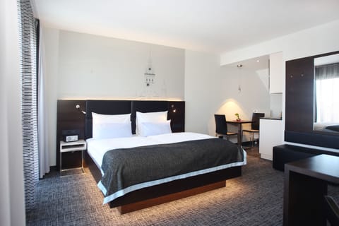 Studio, 1 Queen Bed, Balcony, City View | Egyptian cotton sheets, premium bedding, free minibar, in-room safe