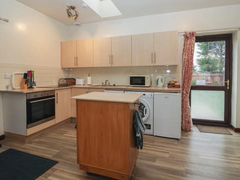 Cottage | Private kitchen | Fridge, dishwasher, electric kettle, toaster