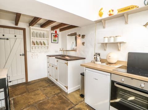 Cottage | Private kitchen | Fridge, cookware/dishes/utensils