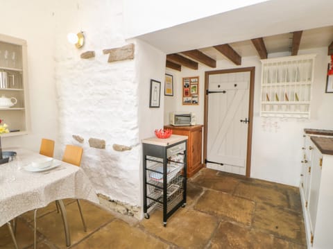 Cottage | Private kitchen | Fridge, cookware/dishes/utensils