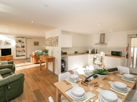 Cottage | Private kitchen | Fridge, dishwasher, electric kettle, toaster