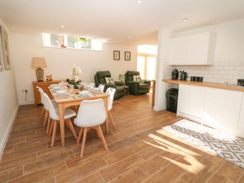 Cottage | Private kitchen | Fridge, dishwasher, electric kettle, toaster