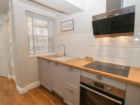 Cottage | Private kitchen | Fridge, dishwasher, electric kettle, cookware/dishes/utensils