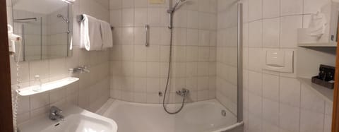 Deep soaking tub, hair dryer, towels