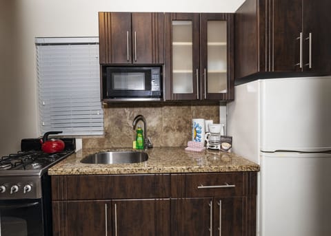 Junior Suite | Private kitchen | Full-size fridge, microwave, stovetop, cookware/dishes/utensils