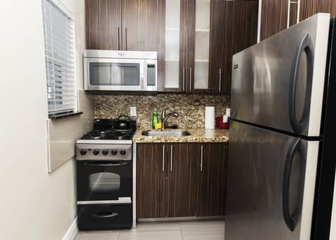 Exclusive Suite | Private kitchen | Full-size fridge, microwave, stovetop, cookware/dishes/utensils