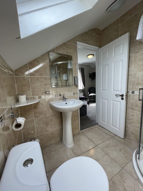 Double Room, Ensuite | Bathroom | Shower, hair dryer, towels