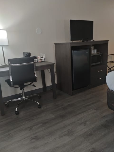 Room, 1 Queen Bed, Non Smoking | 2 bedrooms, premium bedding, down comforters, individually decorated