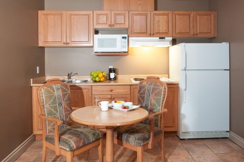 Podollan Suite | Private kitchenette | Fridge, microwave, coffee/tea maker