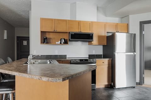 2 Bedroom Suite, Kitchen, 2 Bathrooms | Private kitchen | Full-size fridge, microwave, oven, stovetop