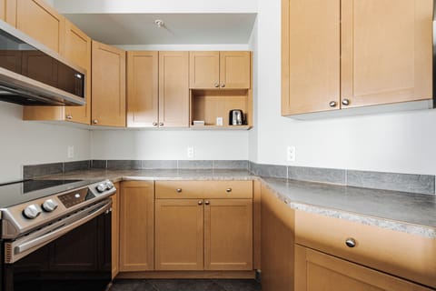 Suite, 1 Bedroom, Kitchen | Private kitchen | Full-size fridge, microwave, oven, stovetop