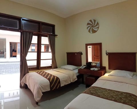 Deluxe Room | Bathroom | Shower, free toiletries, slippers, towels