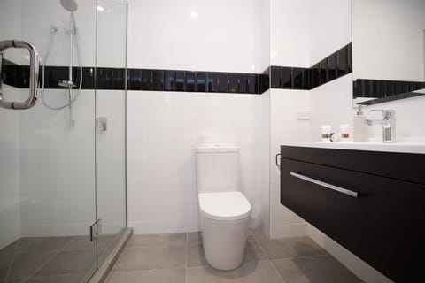 Mayfair Suite  | Bathroom | Shower, eco-friendly toiletries, hair dryer, towels