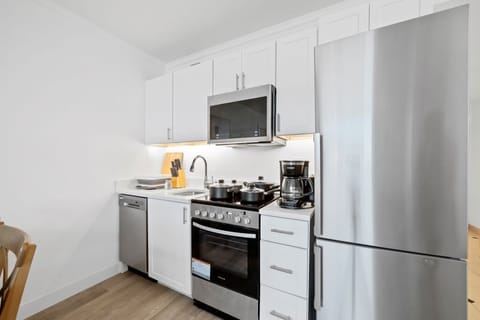 Apartment (2 Bedrooms) | Private kitchen | Fridge, microwave, oven, stovetop