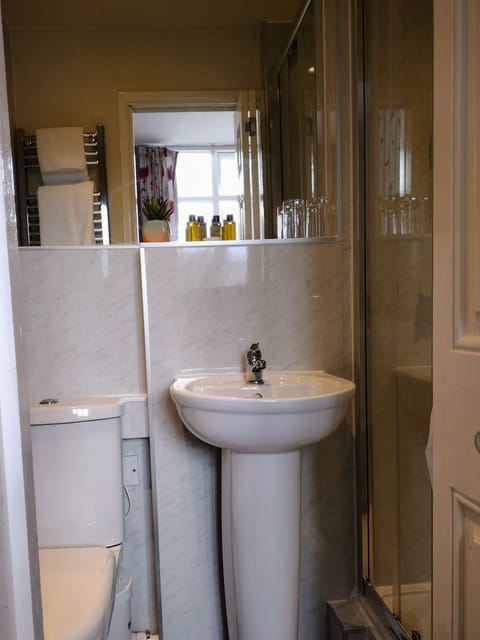 Double Room, Ensuite (Compact ) | Bathroom | Towels