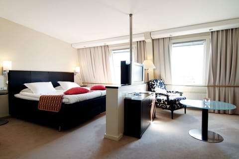 Deluxe Room | Premium bedding, minibar, in-room safe, desk