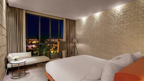 Superior Suite | Egyptian cotton sheets, pillowtop beds, minibar, in-room safe