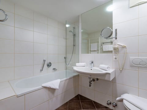 Basic Single Room | Bathroom | Hair dryer, bathrobes, towels
