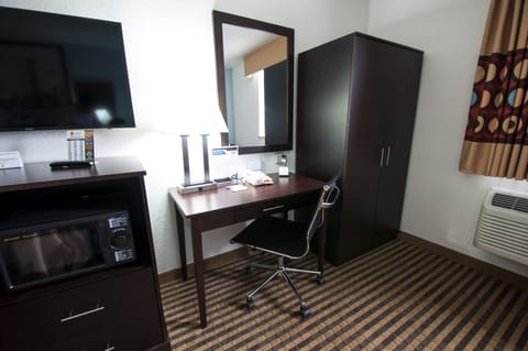 Business Suite, 1 King Bed, Non Smoking | Pillowtop beds, desk, laptop workspace, blackout drapes