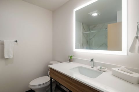 Standard Room, 1 King Bed, Non Smoking, Refrigerator & Microwave | Bathroom | Shower, free toiletries, hair dryer, towels