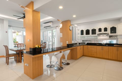 Deluxe Villa | Private kitchen