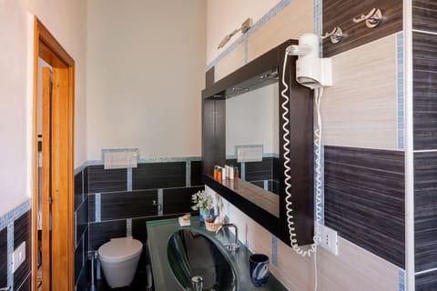 Superior Quadruple Room | Bathroom | Shower, bidet, towels