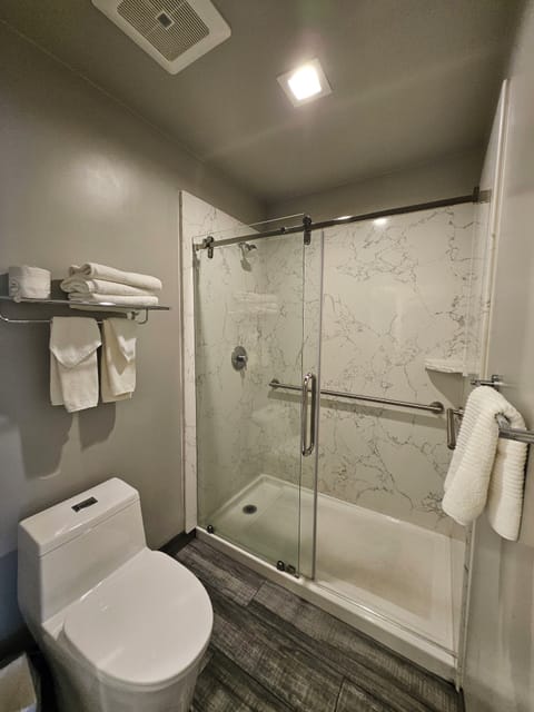 Combined shower/tub, rainfall showerhead, free toiletries, hair dryer