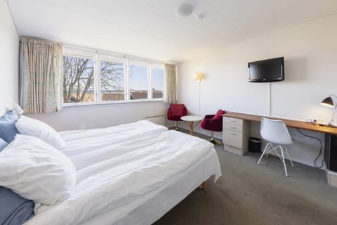 Double Room, Sea View | In-room safe, iron/ironing board, free WiFi, bed sheets