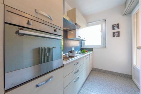 Family Apartment, 2 Bedrooms (City Apartment) | Private kitchen | Fridge, microwave, oven, stovetop