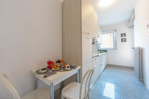 Family Apartment, 2 Bedrooms (City Apartment) | Dining
