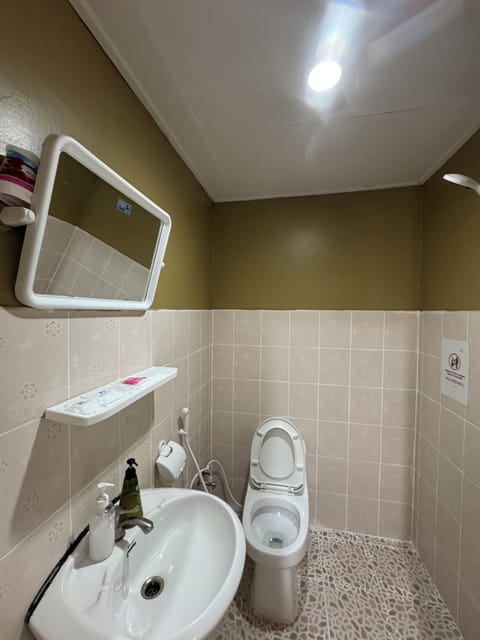Standard Twin Room | Bathroom | Shower, free toiletries, towels