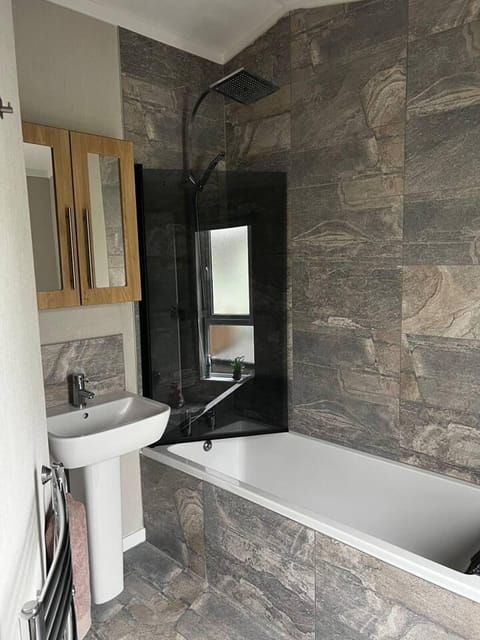 Cabin | Bathroom | Combined shower/tub, deep soaking tub, hair dryer, towels