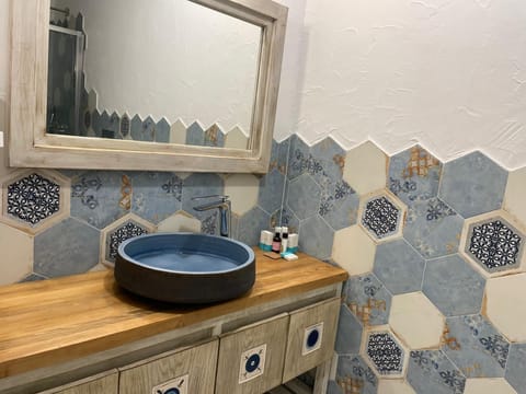 Standard Room, Basement Floor | Bathroom | Shower, rainfall showerhead, designer toiletries, hair dryer