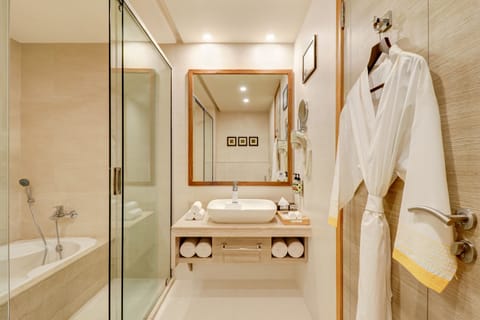 Premier Suite | Bathroom | Shower, free toiletries