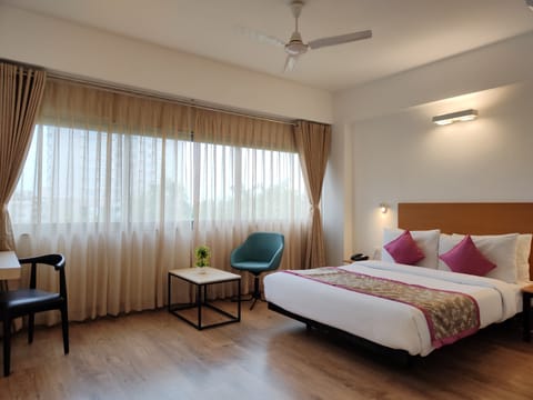 Deluxe Room | In-room safe, desk, iron/ironing board, free WiFi