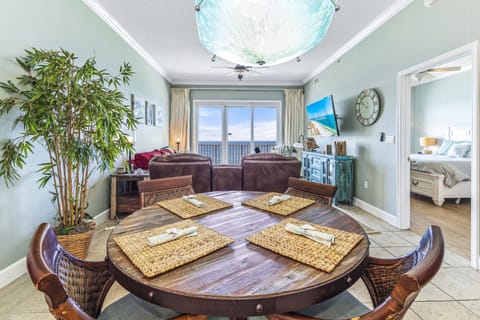 Signature Condo, 2 Bedrooms, Ocean View | In-room dining