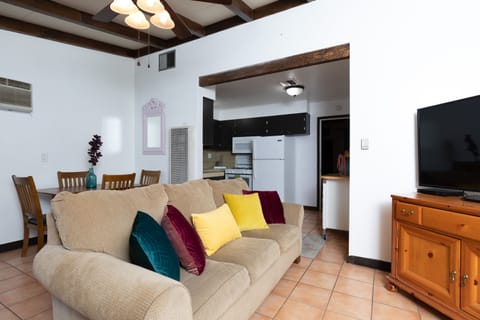 Premium Room, 1 King Bed | Living area