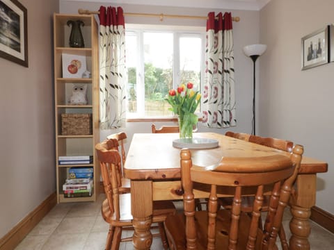 Cottage | Private kitchen | Fridge, dishwasher, electric kettle, cookware/dishes/utensils