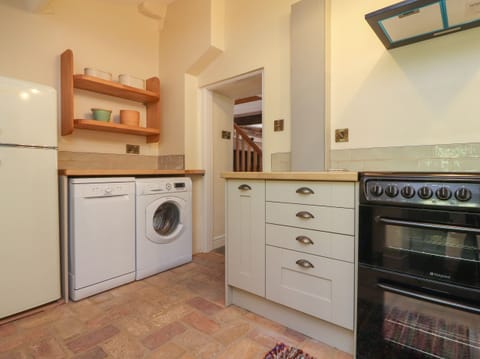 Cottage | Private kitchen | Fridge, dishwasher, electric kettle, toaster