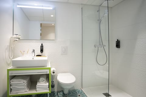 Family Suite | Bathroom | Eco-friendly toiletries, hair dryer, towels, soap