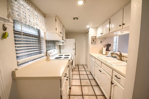 Condo, 3 Bedrooms | Private kitchen | Fridge, microwave, oven, stovetop