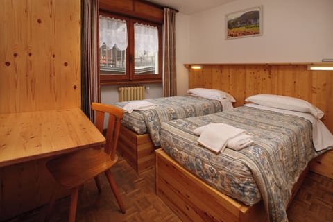 Camera Familiare vista montagna | Blackout drapes, free WiFi, bed sheets