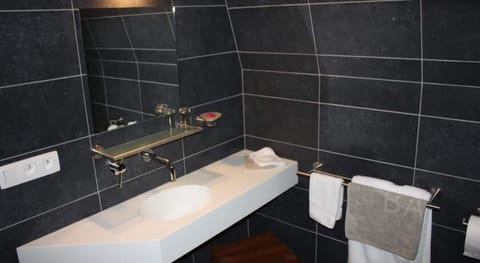 Family Room | Bathroom sink