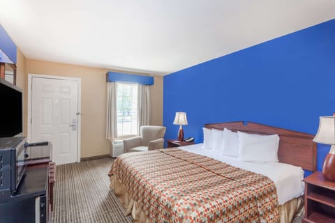 Room, 1 King Bed, Non Smoking (First Floor) | Egyptian cotton sheets, premium bedding, down comforters, pillowtop beds