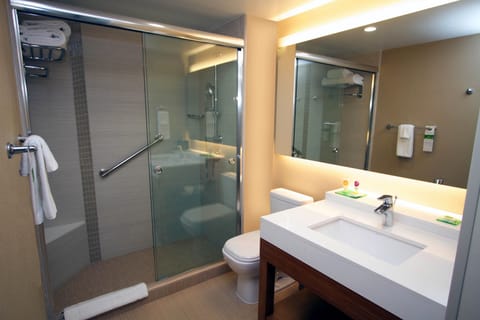 Combined shower/tub, designer toiletries, hair dryer, towels