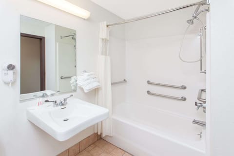 Combined shower/tub, free toiletries, towels